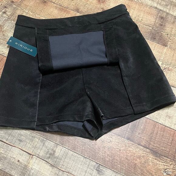 Kirious NEW Women's Black Faux Leather Reptile Shorts Mini Skort Sz L Date Night - Picture 2 of 4